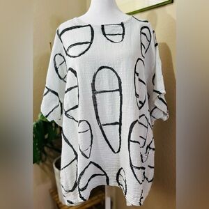 Transparente black and white top